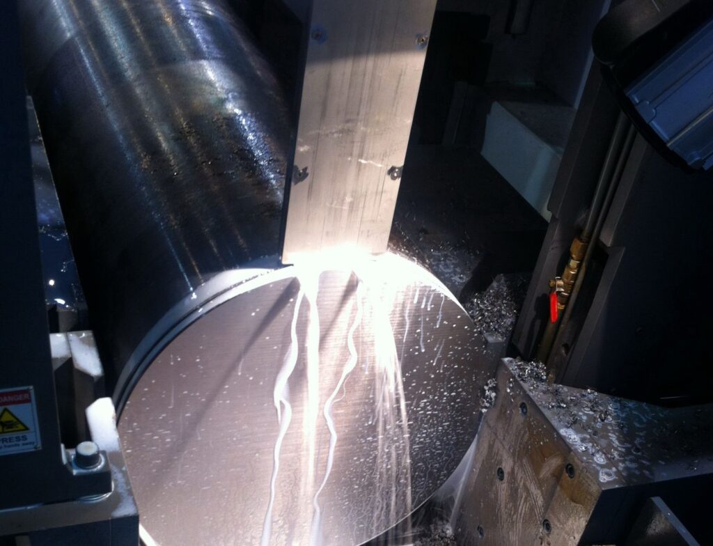 เทรนด์นวัตกรรมเครื่องเลื่อยสายพานสำหรับกระบวนการผลิต