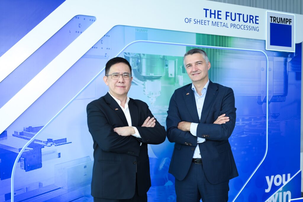 คุณ Stephan Mayer ประธานเจ้าหน้าที่บริหารฝ่ายเครื่องจักรกลของ TRUMPF และ คุณเดชา เลิศวิไลศักดิ์ ผู้จัดการประจำประเทศไทยและฟิลิปปินส์ (ซ้าย)
Mr Stephan Mayer - Chief Executive Officer of TRUMPF Machine Tools and Mr. Decha Lertvilaisak, Country Manager for Thailand and the Philippines