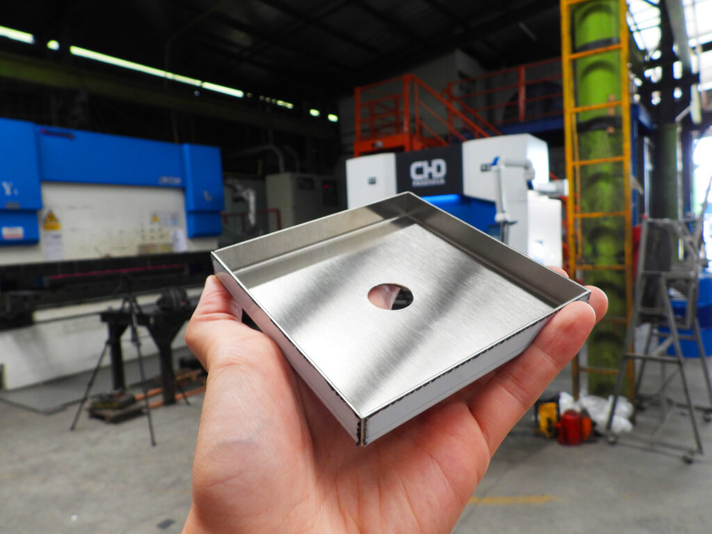 เครื่องพับโลหะ CNC รุ่น CHD Series