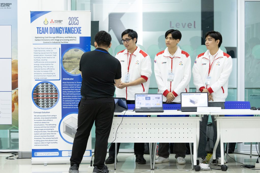 ผู้เข้าร่วมงานสังเกตการสาธิตการผลิตลดคาร์บอน