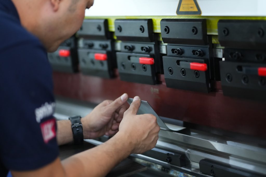 เครื่องไฟเบอร์เลเซอร์ WinTery ขณะดัดโลหะ