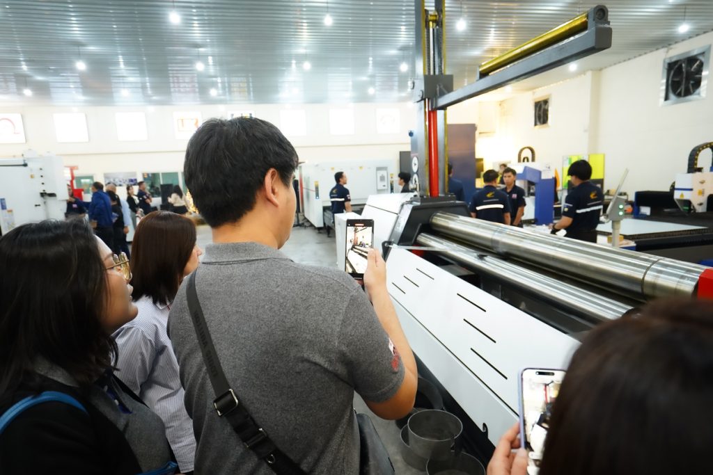 การสาธิตเครื่องในงาน Open House