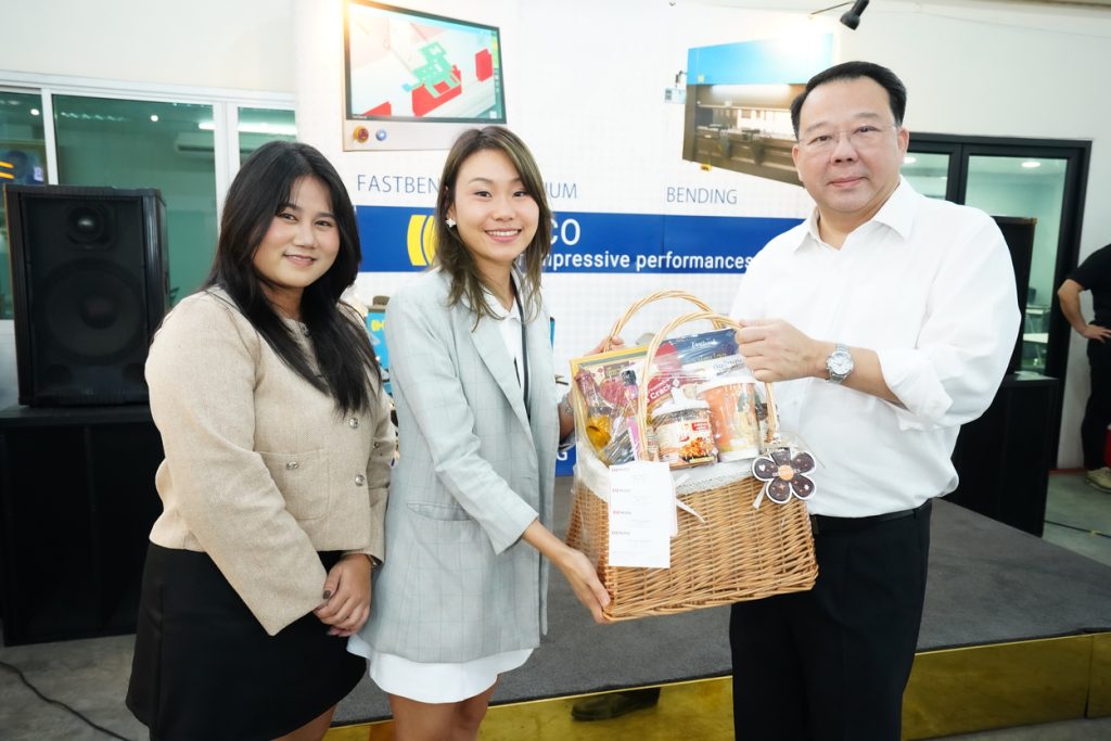 มอบของที่ระลึกภายในงาน Open House