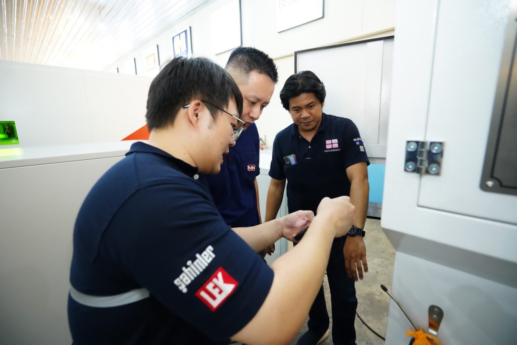 การสาธิตการใช้งานเครื่องจักรภายในงาน open House