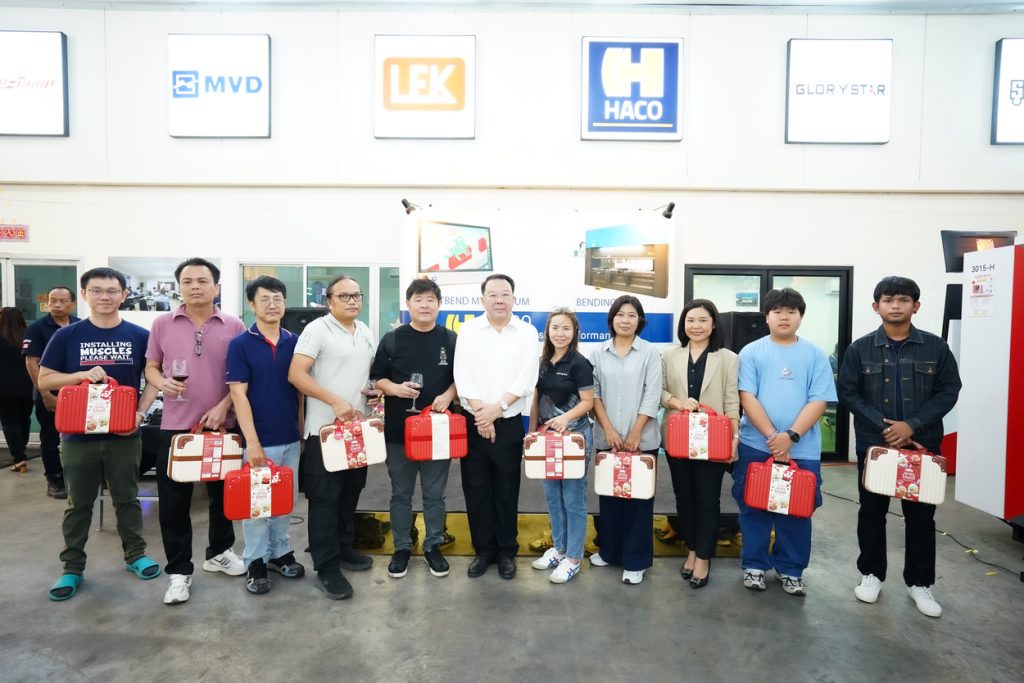 ภาพรวมเเจกของรางวัลแก่ลูกค้าภายในงาน